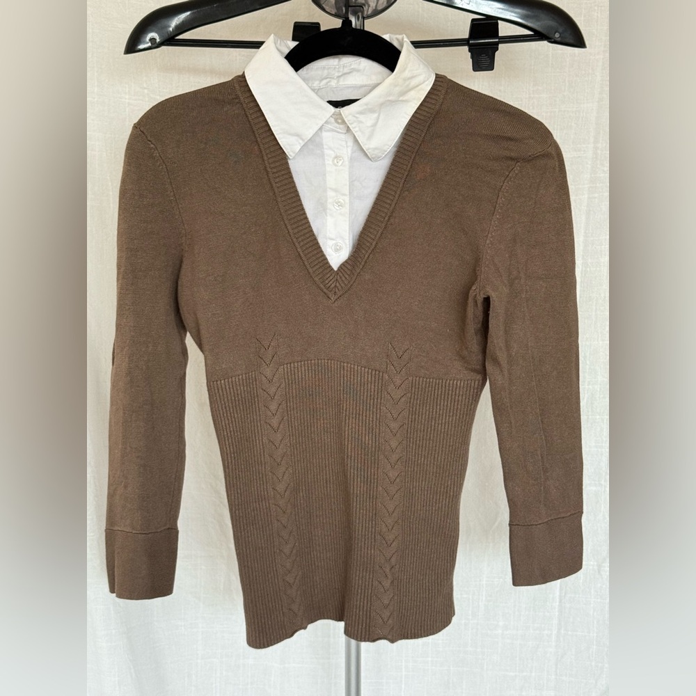 George V-Neck Brown Sweater with White Collar